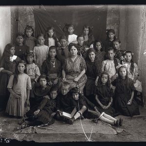 Ученички заедно со својата учителка, Битола 1914 г.