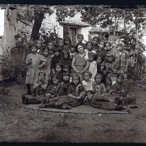 Група ученици со учителката, Битола 1915 г.