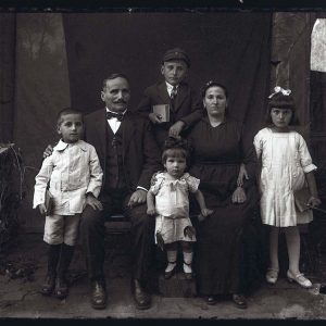 Ванчо Цветков, фурнаџија, со семејството, Битола, 1915 г.