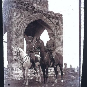 Двајца германски војници - коњаници, сликани пред турските гробишта, Битола 1916 г.