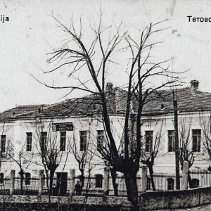 Објект на гимназијата во градот Тетово каде од 1915 до 1918 година била сместена Болницата за лекување на болните од дамчестиот тифус - Во 1915 година поради епидемијата градот бил ставен во карантин