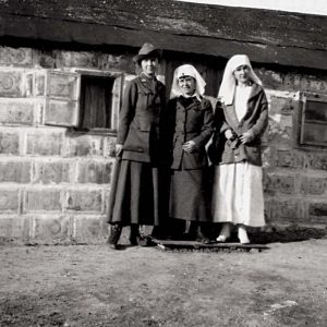 Медицински сестри на Американскиот Црвен крст пред импровизирана колиба изработена од  празни конзерви за гас во близина на Битола, 1918 г.